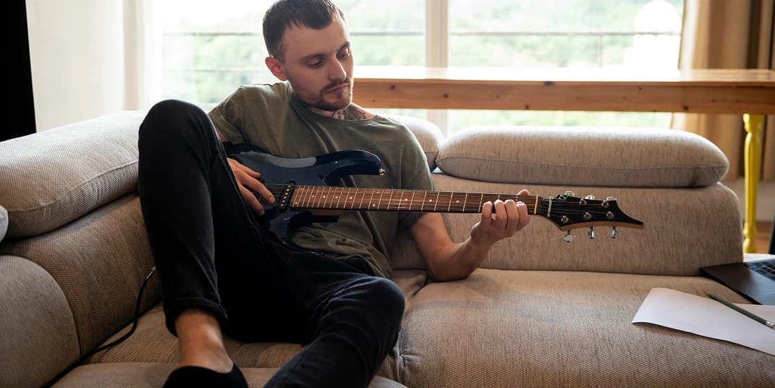 Cover Image for Adult Guitar in Apartments: Quiet Gear, Headphones & a 20-Minute Routine